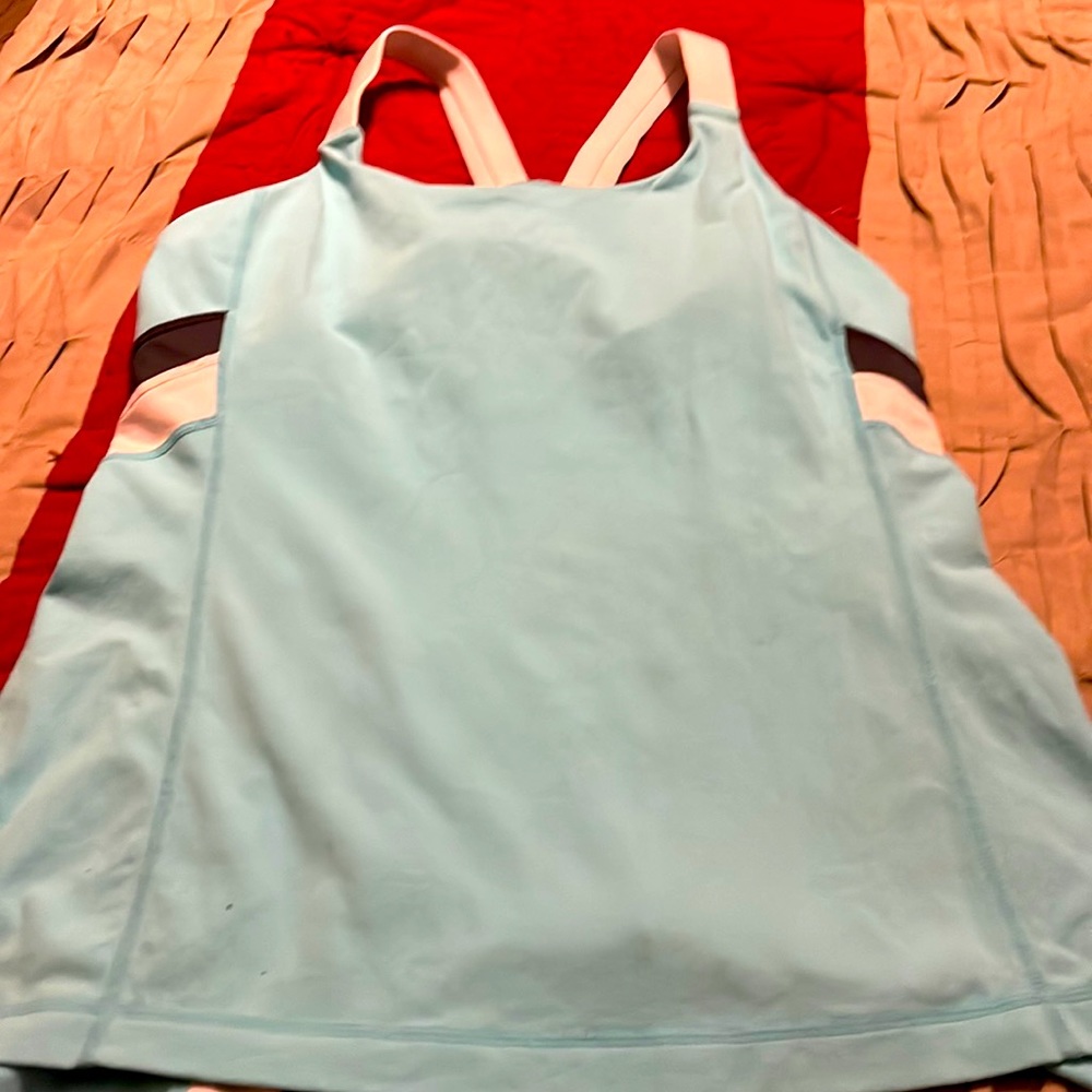Lululemon top with bra. LN condition